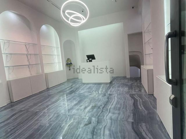 Locale in vendita di 40 m² in Via Sant&apos Anna dei Lombardi