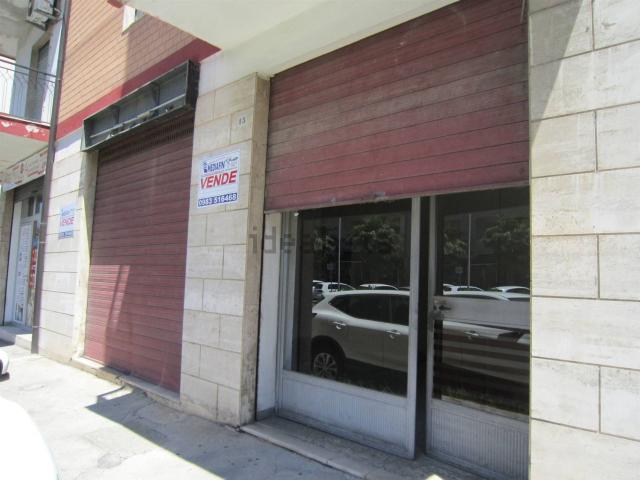 Locale in vendita di 40 m² in Viale Aldo Moro, 13