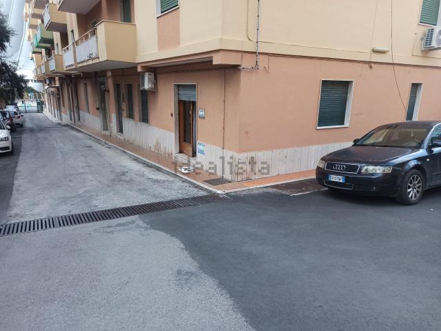 Locale in vendita di 40 m² in Viale Teocrito, 77
