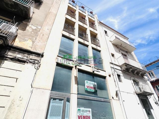 Locale in vendita di 410 m² in Via Mario Leggio