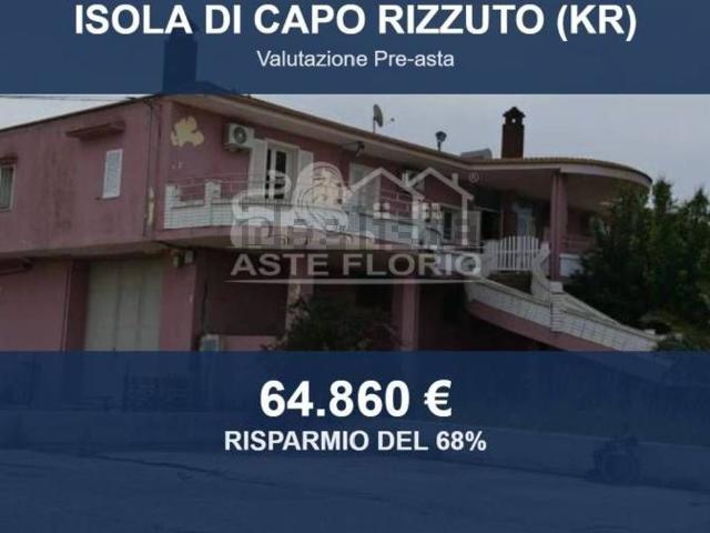 Locale in vendita di 411 m² in Via Le Castella