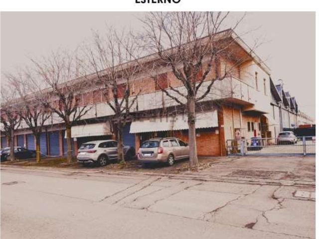 Locale in vendita di 412 m² in Via Ulisse Aldrovandi, 83