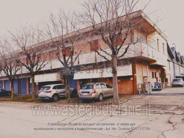 Locale in vendita di 412 m² in Via Ulisse Aldrovandi, 83