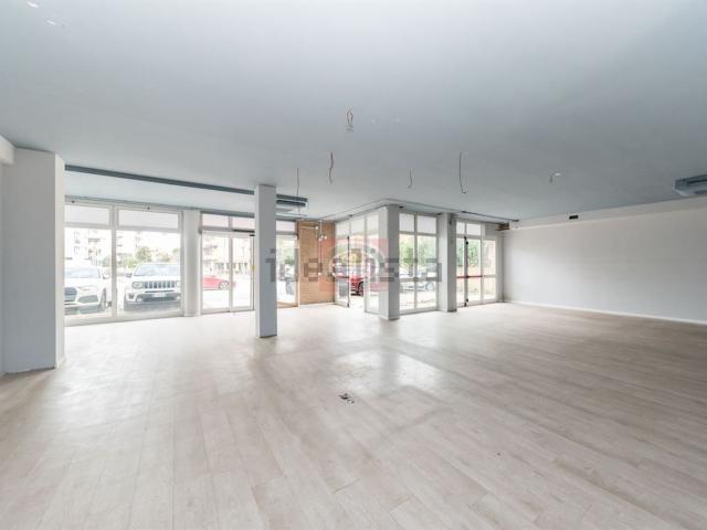 Locale in vendita di 413 m²