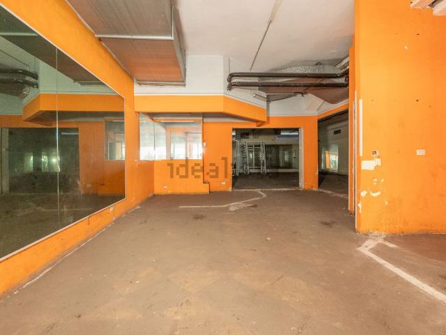 Locale in vendita di 415 m² in Via Acerenza, 4