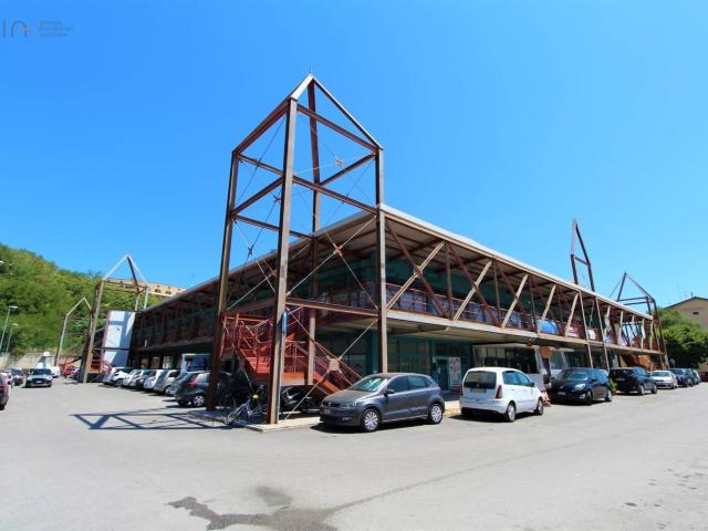 Locale in vendita di 416 m² in Via Luciano Manara, 136