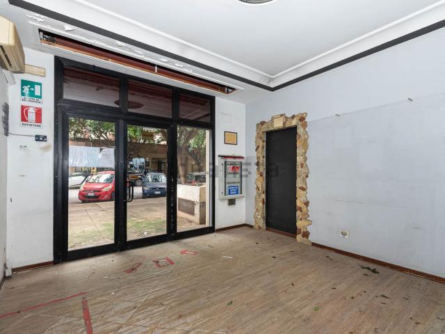 Locale in vendita di 420 m² in Via Corradino di Svevia, 40