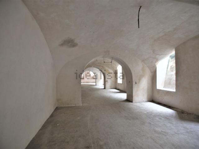 Locale in vendita di 420 m² in Via Bari