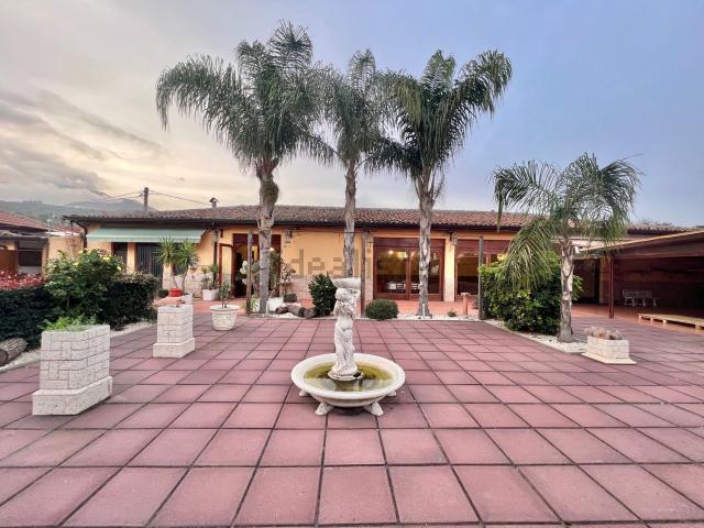 Locale in vendita di 420 m² in Via Giarre Nunziata, 35