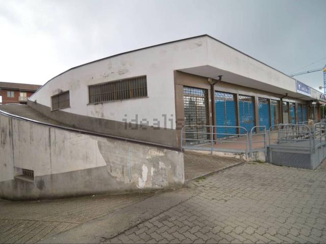 Locale in vendita di 420 m² in Via Lombardore