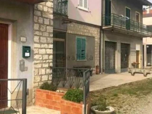 Locale in vendita di 420 m² in Località Rigutino Ovest, 30