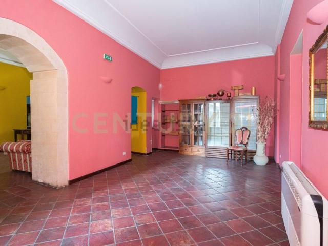 Locale in vendita di 425 m² in Via Orologio, 3