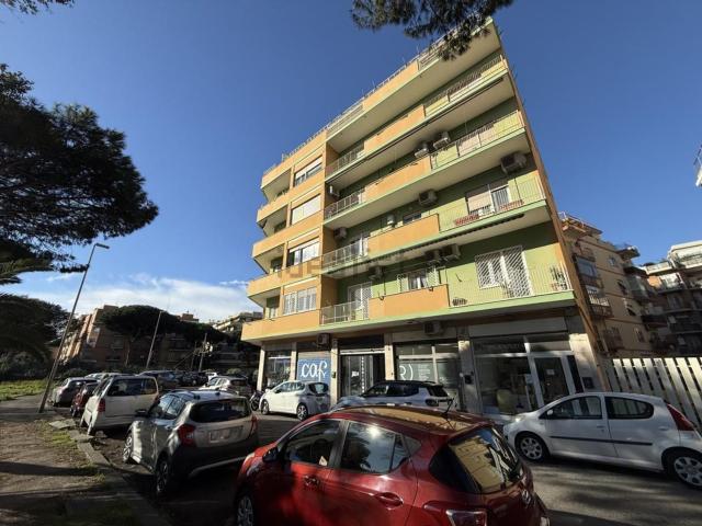 Locale in vendita di 42 m² in Via Alessandro Bertolini