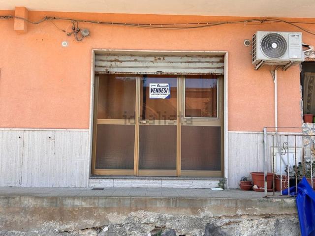 Locale in vendita di 42 m² in Via Canale, 65