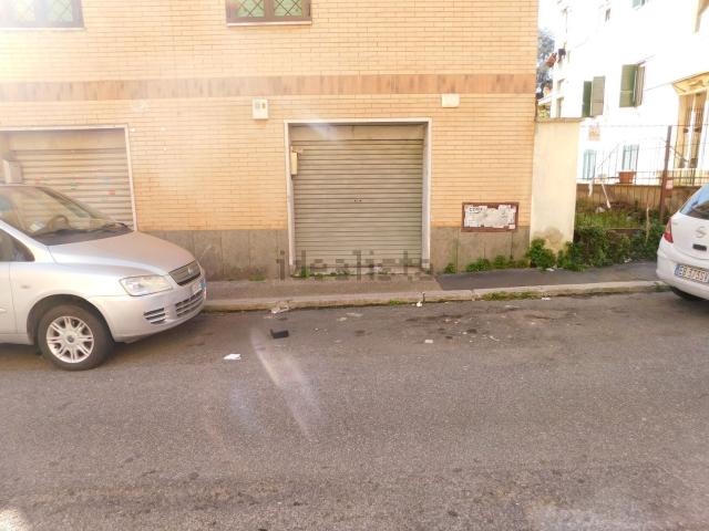 Locale in vendita di 42 m² in Via degli Aceri, 138