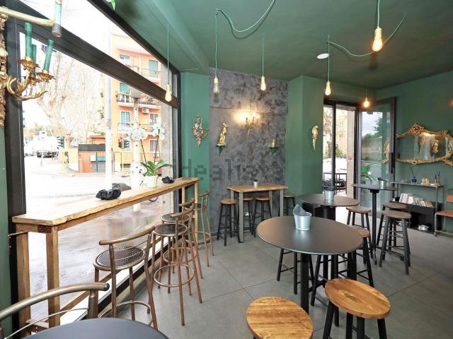 Locale in vendita di 42 m² in Via di Donna Olimpia