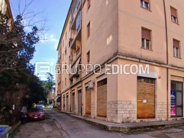 Locale in vendita di 42 m² in Via Montanara