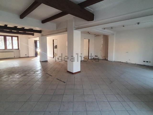 Locale in vendita di 430 m² in Via Brescia