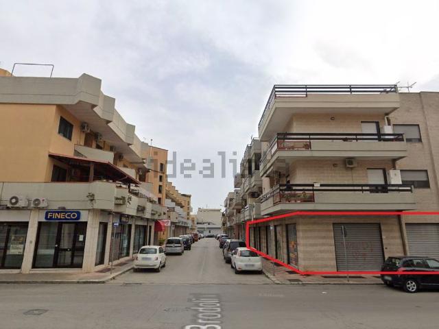Locale in vendita di 430 m² in Via G. Amendola, 24