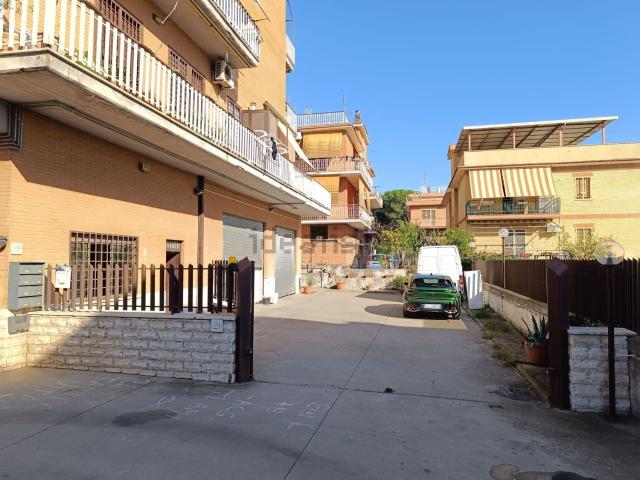 Locale in vendita di 430 m² in Via delle Amazzoni, 21