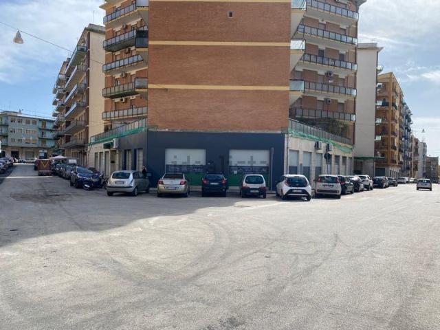 Locale in vendita di 430 m² in Via la Spezia
