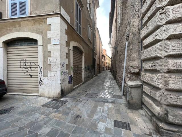 Locale in vendita di 430 m² in Via Tre Colonne, 13