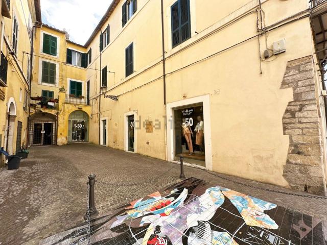 Locale in vendita di 430 m² in Piazza Giacomo Matteotti, 54