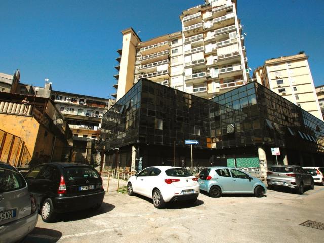 Locale in vendita di 430 m² in Piazzetta Orticello a Loreto, 41