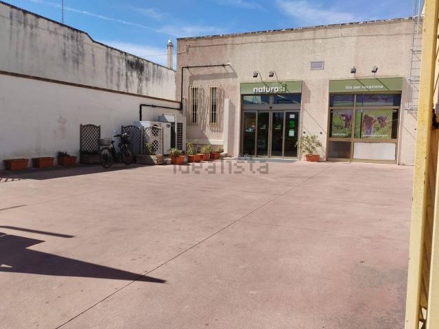 Locale in vendita di 431 m² in Via San Cesario, 166