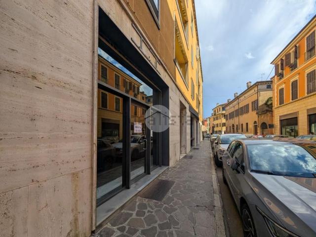 Locale in vendita di 435 m² in Via Pietro Fortunato Calvi, 34