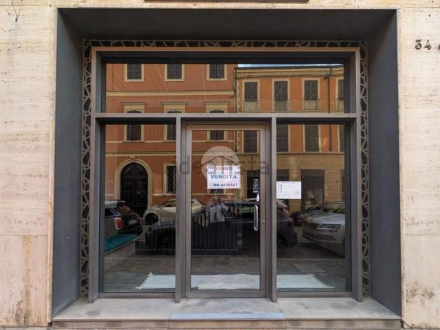 Locale in vendita di 435 m² in Via Pietro Fortunato Calvi, 34