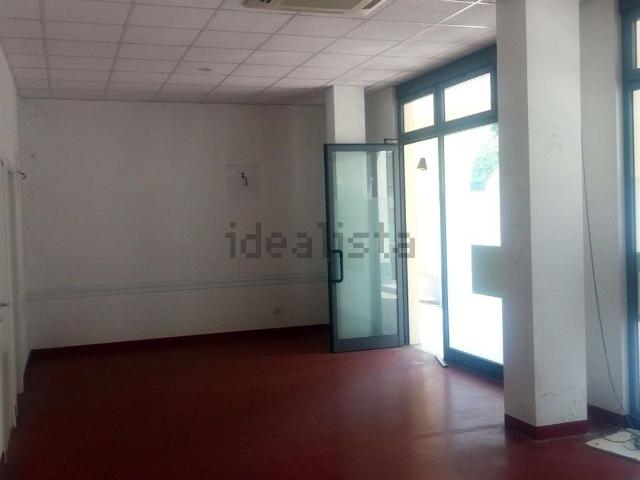 Locale in vendita di 438 m² in Via G. Donizetti, 22