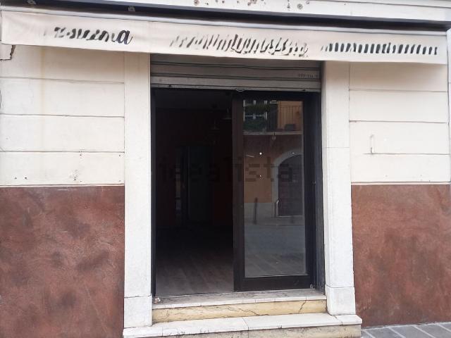 Locale in vendita di 47 m² in Via Indipendenza, 80