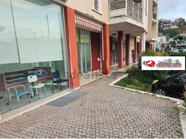 Locale in vendita di 47 m² in Via Irma Bandiera