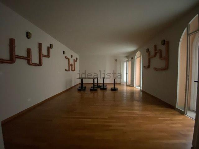 Locale in vendita di 440 m² in Via Giacomo Matteotti
