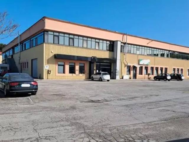 Locale in vendita di 440 m² in Via Guglielmo Marconi