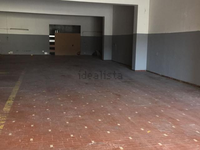 Locale in vendita di 440 m² in Via Lucrezia della Valle, 102