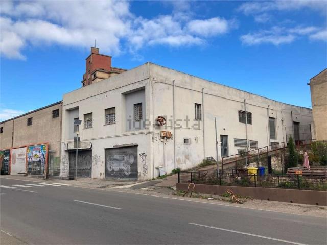 Locale in vendita di 440 m² in Viale Elmas, 21