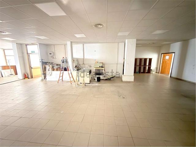 Locale in vendita di 443 m²