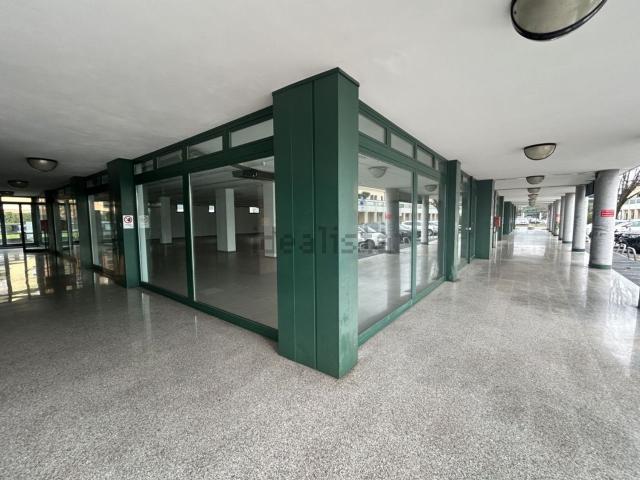 Locale in vendita di 530 m² in Via Alcide De Gasperi