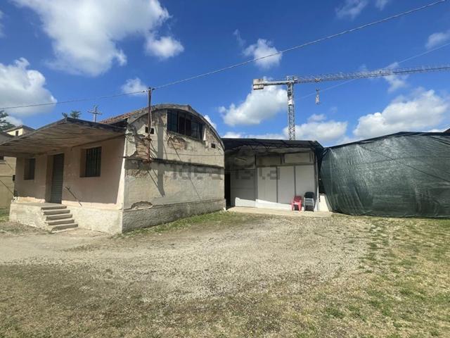 Locale in vendita di 447 m² in Via Ugo Foscolo