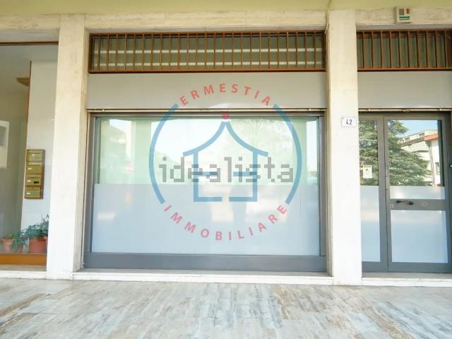 Locale in vendita di 44 m² in Piazza Aldo Moro, 42