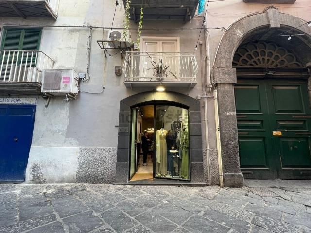 Locale in vendita di 44 m² in Vico Belledonne a Chiaia