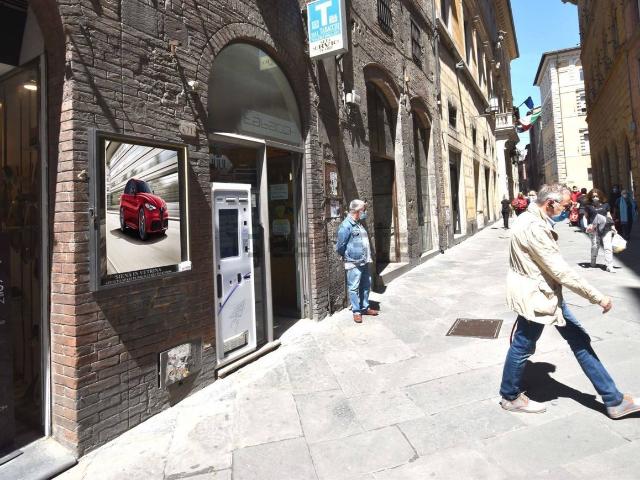 Locale in vendita di 44 m² in Via Banchi di Sopra, 71