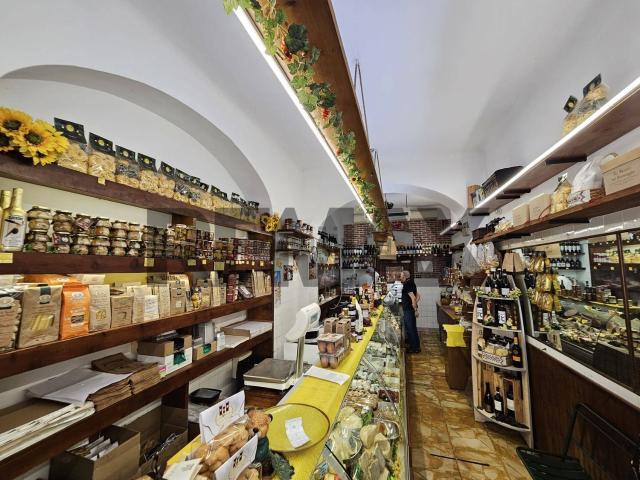 Locale in vendita di 44 m² in Via Fereggiano, 111