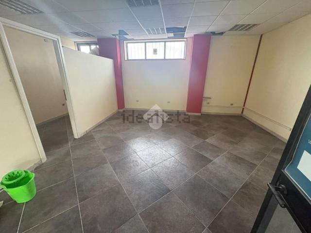 Locale in vendita di 44 m² in Via Flavio Gioia, 73