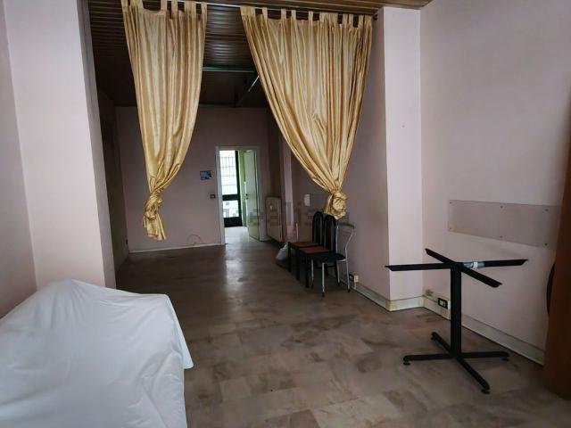 Locale in vendita di 44 m² in Via Giovanni Dossena