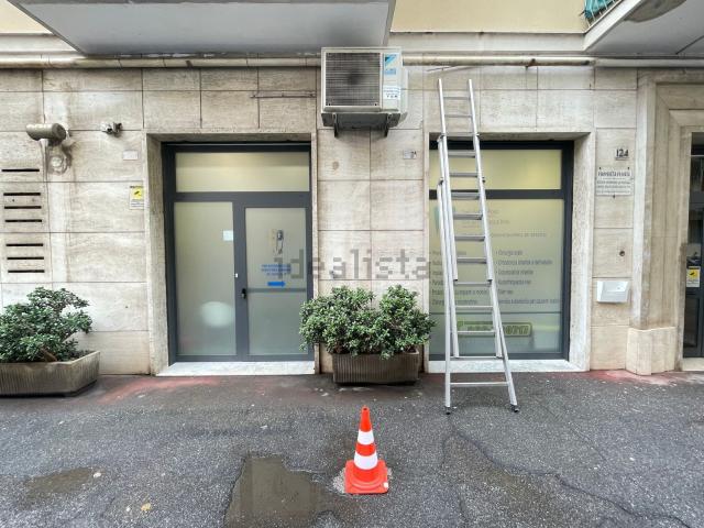 Locale in vendita di 44 m² in Via Piacenza, 202