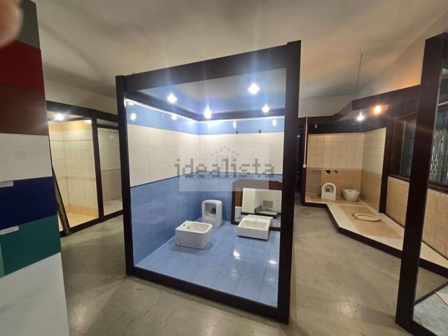 Locale in vendita di 450 m²