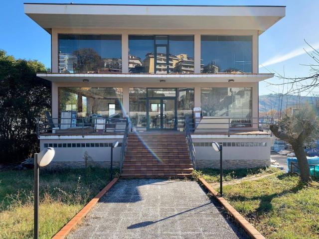 Locale in vendita di 450 m² in Via B. Masci